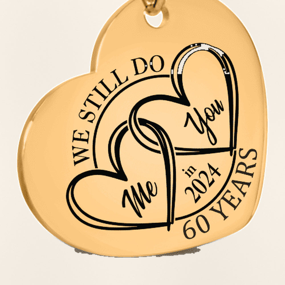Porte-clés Coeur Anniversaire de Mariage 60 ans (noces de diamant) : gros plan du motif gravé, exemple de personnalisation en finition dorée.