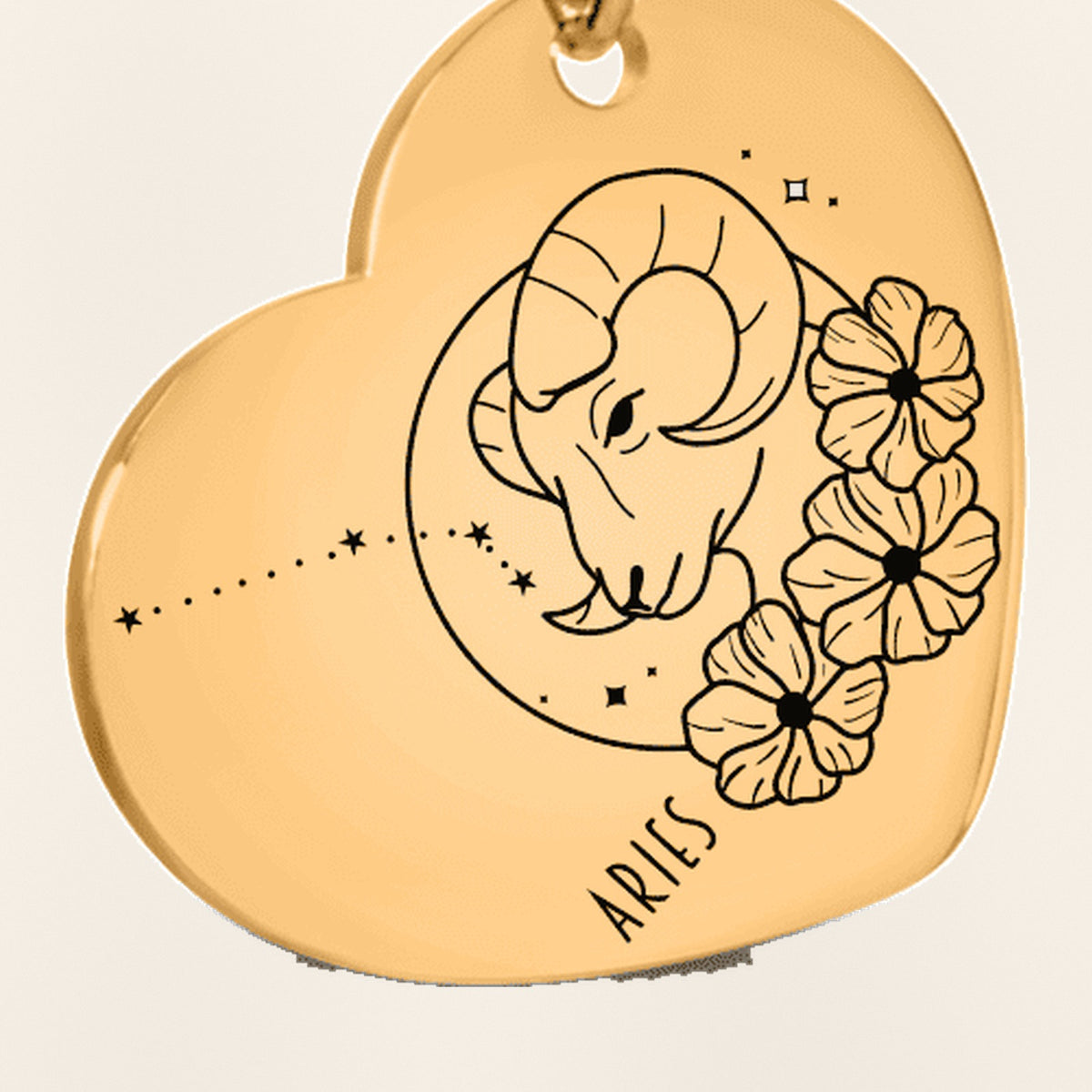 Porte-clés Coeur Signe Astrologique Bélier : gros plan du motif gravé, exemple de personnalisation en finition dorée.