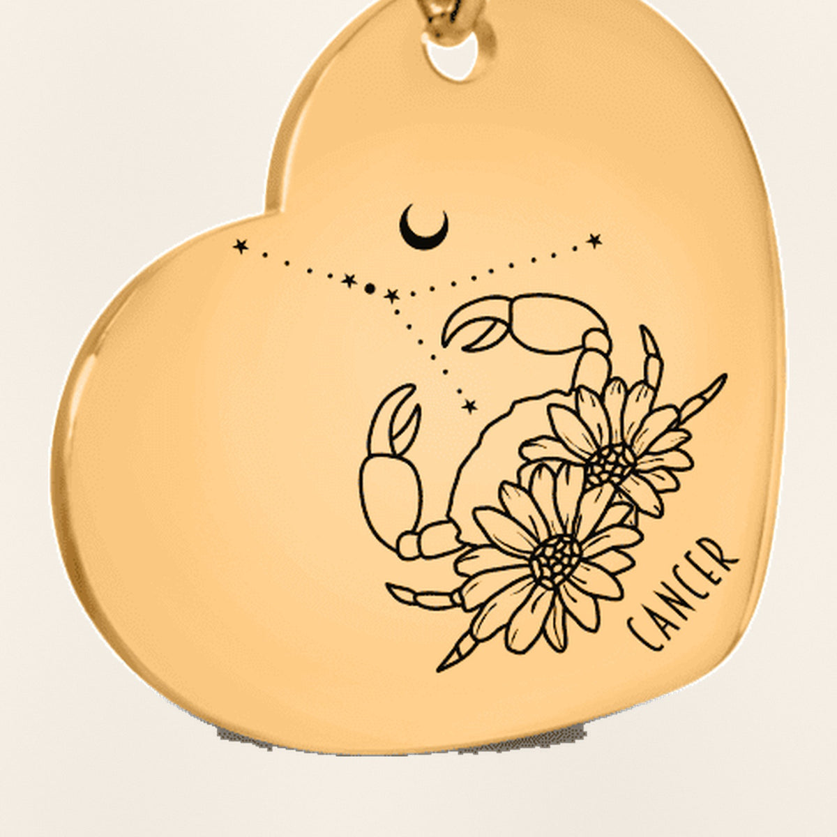 Porte-clés Coeur Signe Astrologique Cancer : gros plan du motif gravé, exemple de personnalisation en finition dorée.