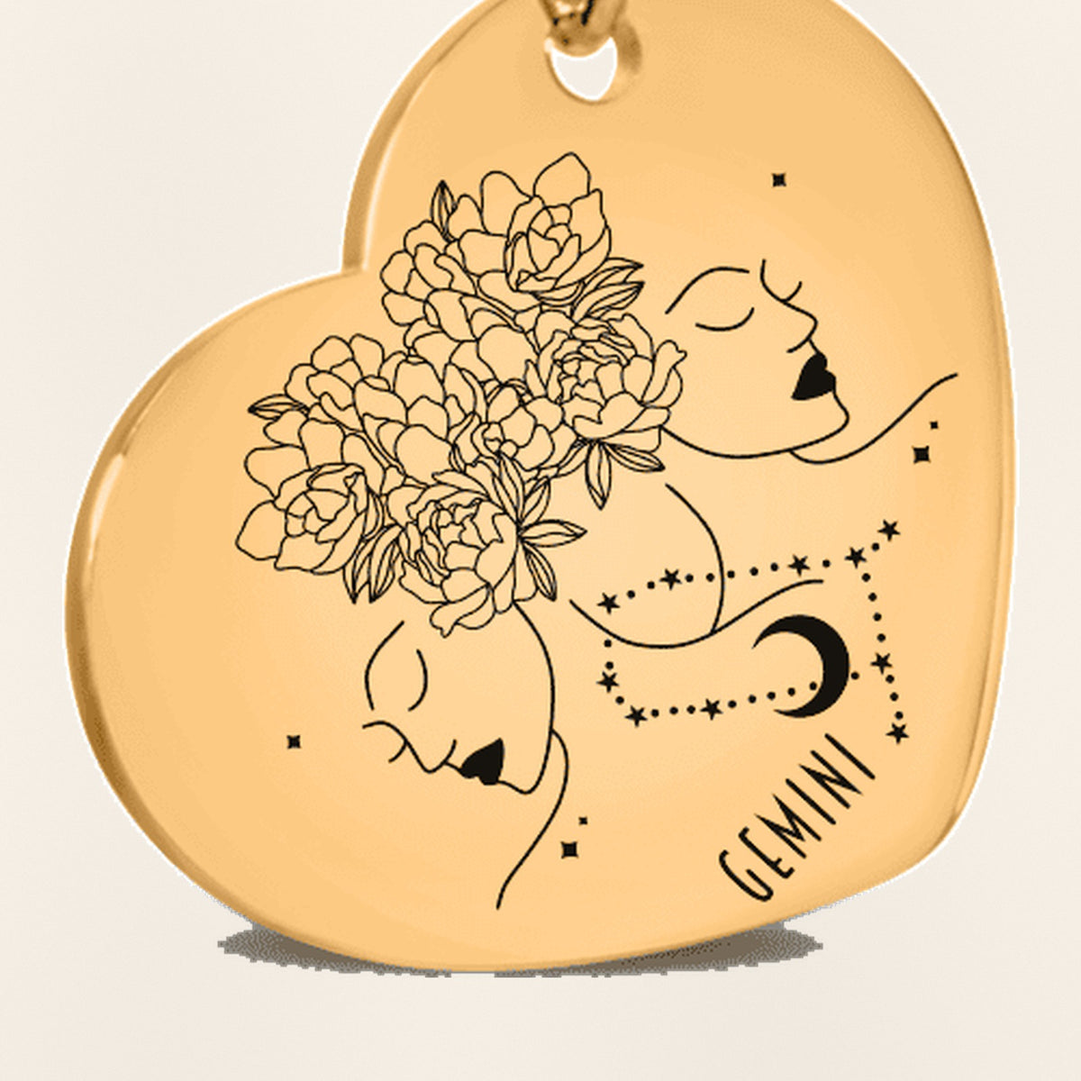 Porte-clés Coeur Signe Astrologique Gémeaux : gros plan du motif gravé, exemple de personnalisation en finition dorée.