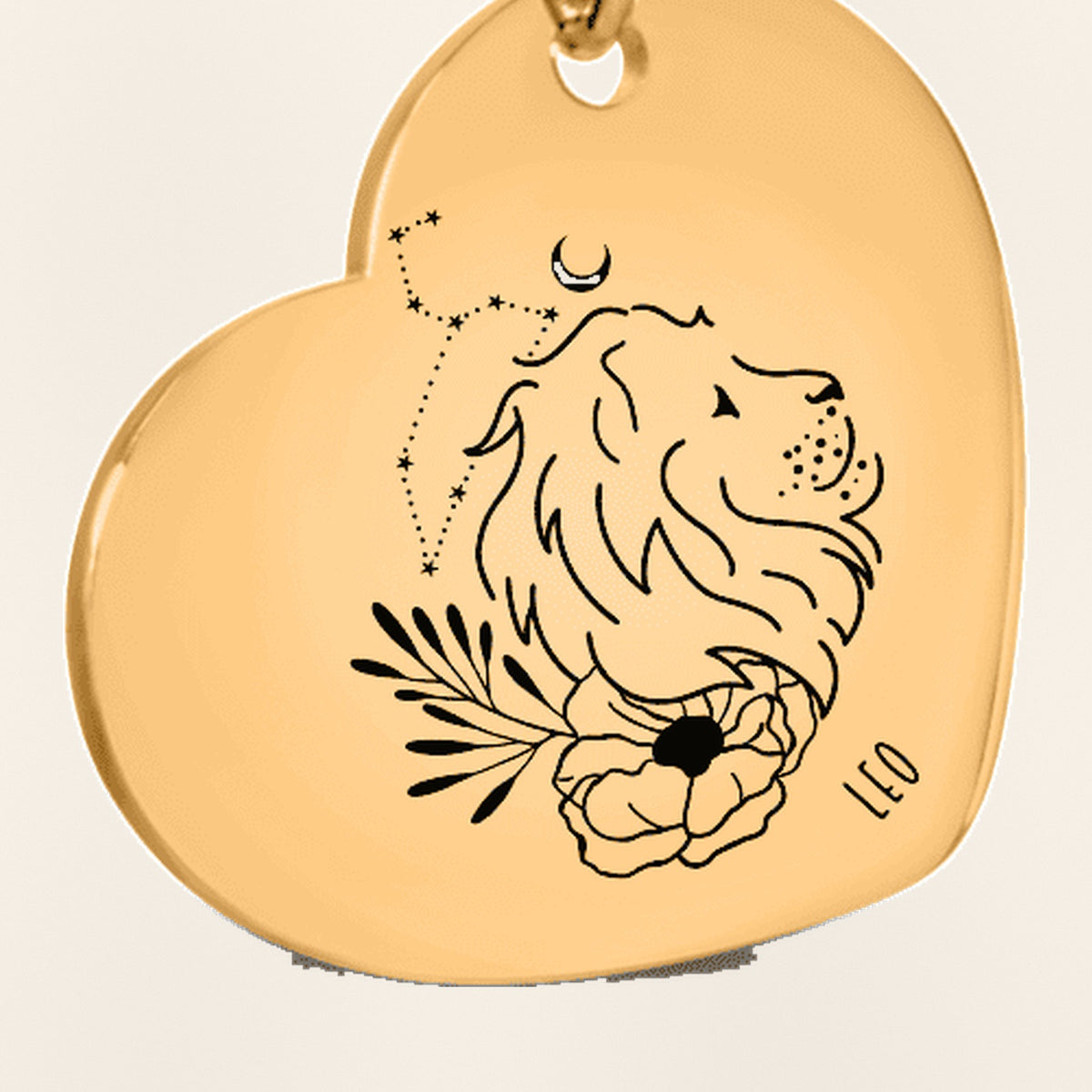 Porte-clés Coeur Signe Astrologique Lion : gros plan du motif gravé, exemple de personnalisation en finition dorée.