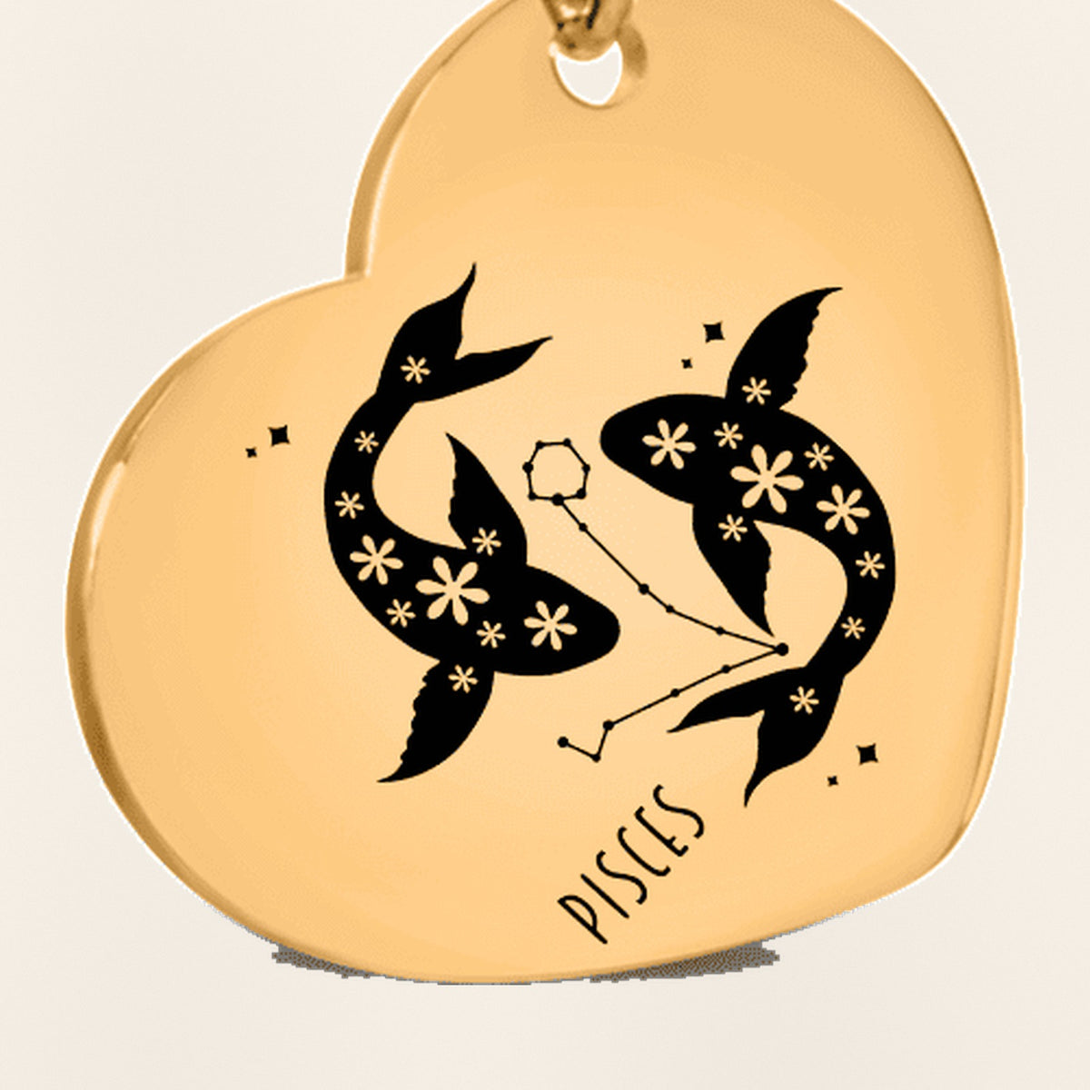 Porte-clés Coeur Signe Astrologique Poissons : gros plan du motif gravé, exemple de personnalisation en finition dorée.