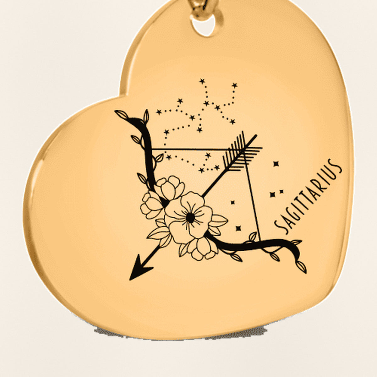 Porte-clés Coeur Signe Astrologique Sagittaire : gros plan du motif gravé, exemple de personnalisation en finition dorée.