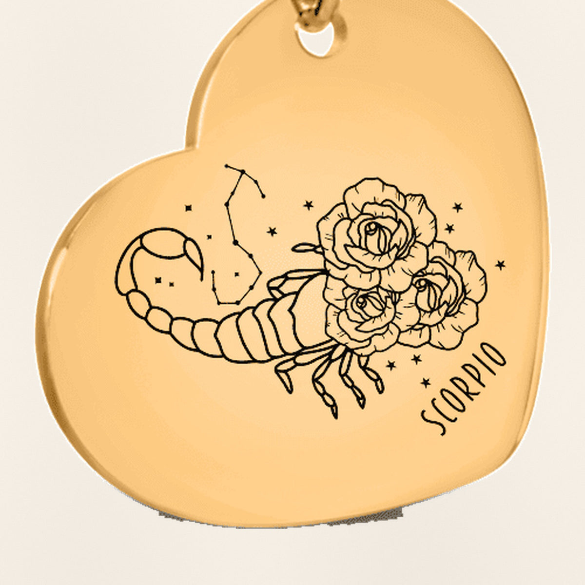 Porte-clés Coeur Signe Astrologique Scorpion : gros plan du motif gravé, exemple de personnalisation en finition dorée.