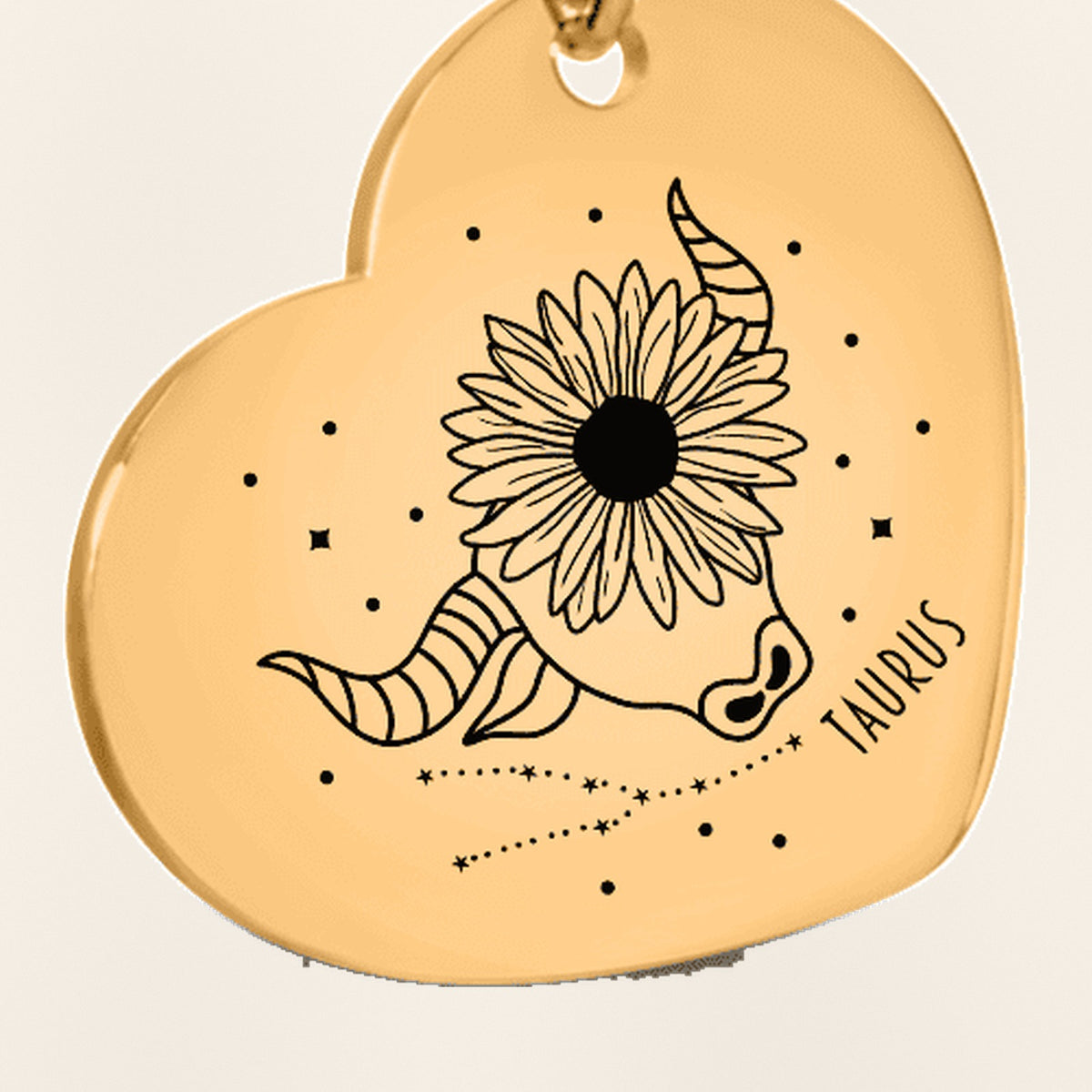 Porte-clés Coeur Signe Astrologique Taureau : gros plan du motif gravé, exemple de personnalisation en finition dorée.