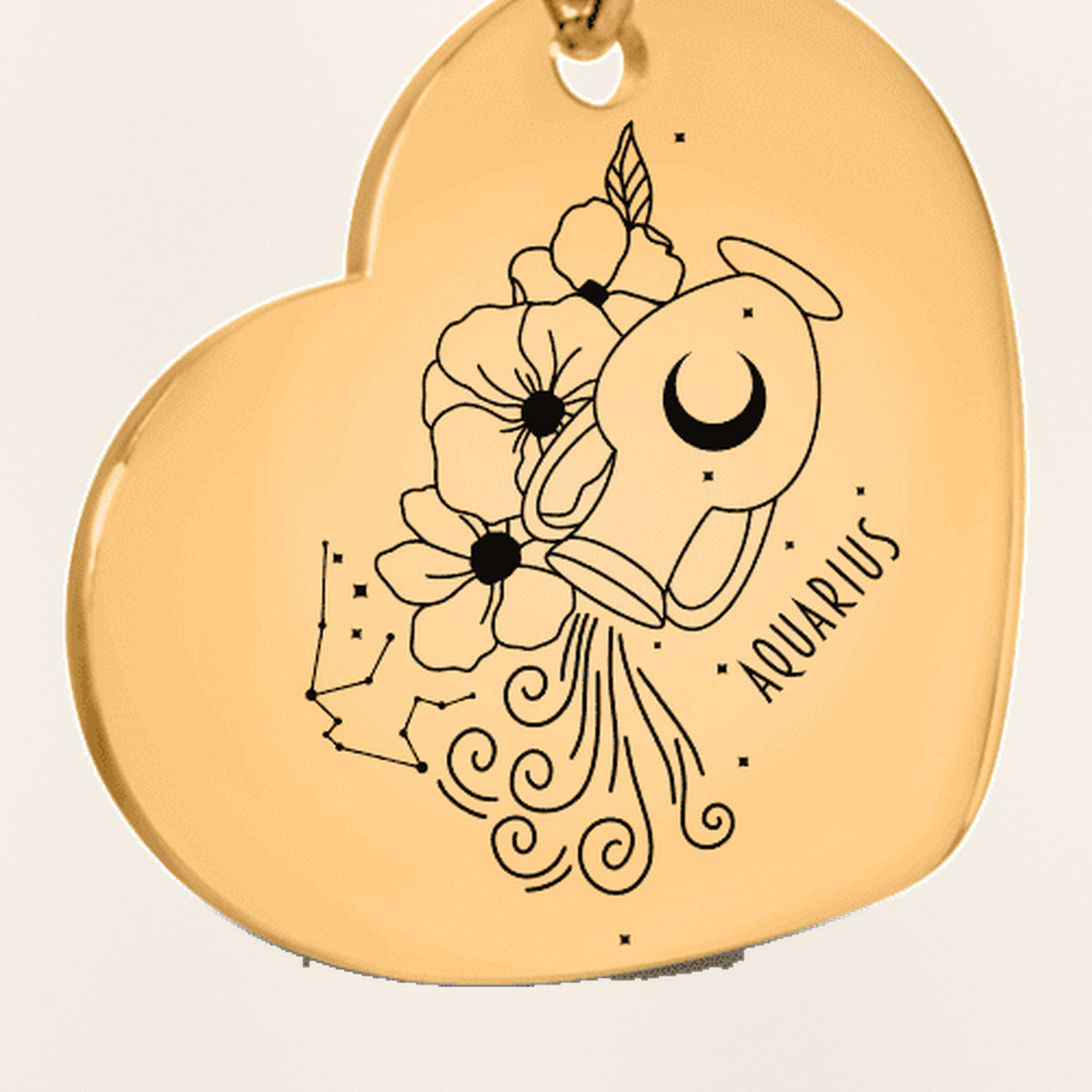 Porte-clés Coeur Signe Astrologique Verseau : gros plan du motif gravé, exemple de personnalisation en finition dorée.