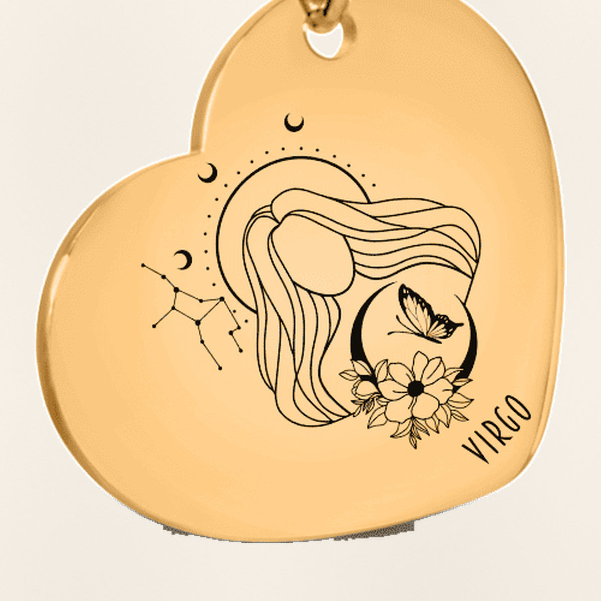 Porte-clés Coeur Signe Astrologique Vierge : gros plan du motif gravé, exemple de personnalisation en finition dorée.
