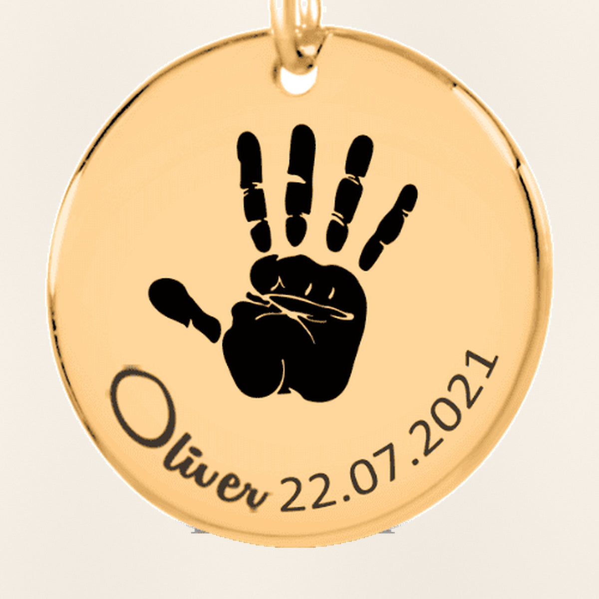 Porte-clés Empreinte de Main Réelle Gravée : gros plan du motif gravé, exemple de personnalisation en finition dorée.