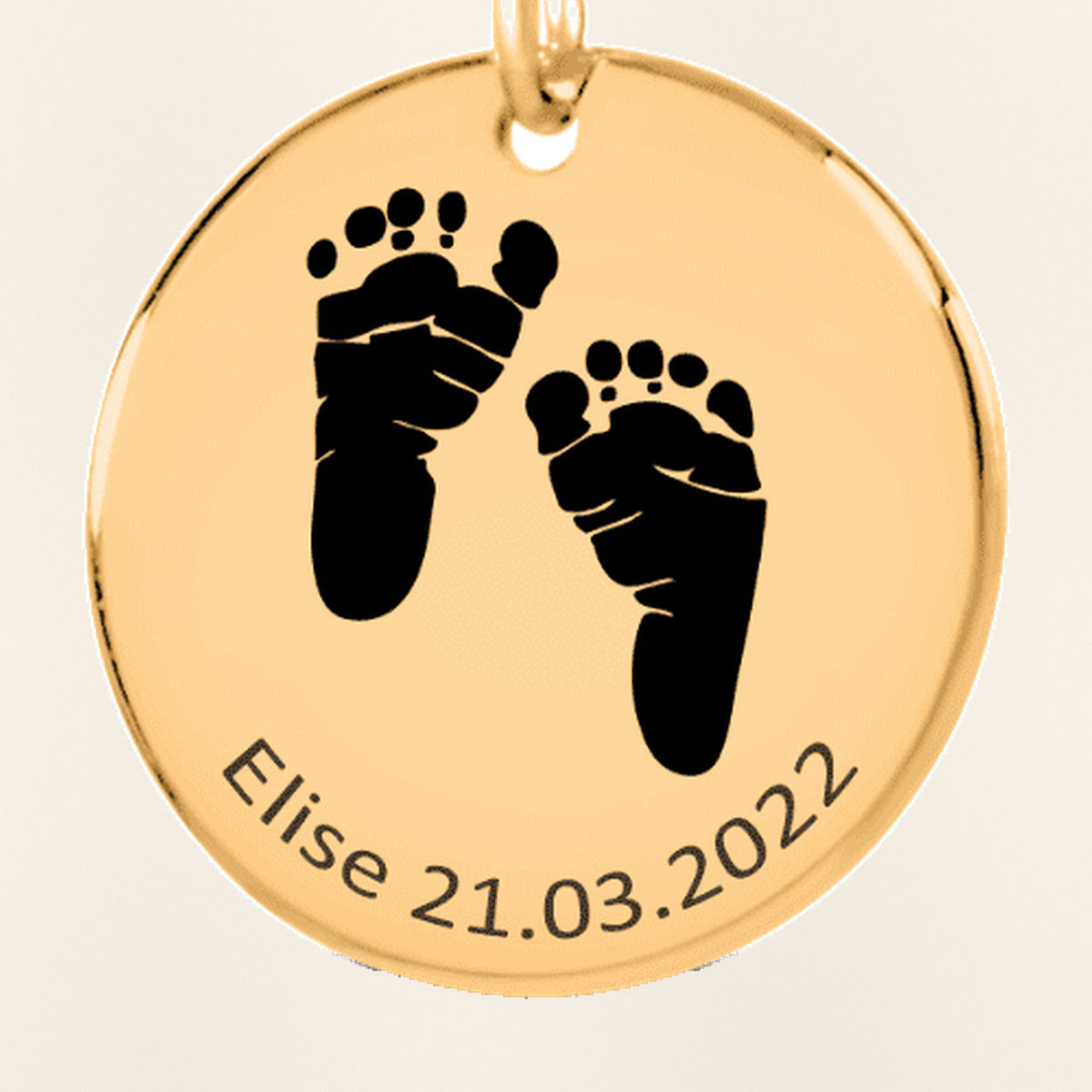 Porte-clés Empreinte de Pied Réelle Gravée : gros plan du motif gravé, exemple de personnalisation en finition dorée.
