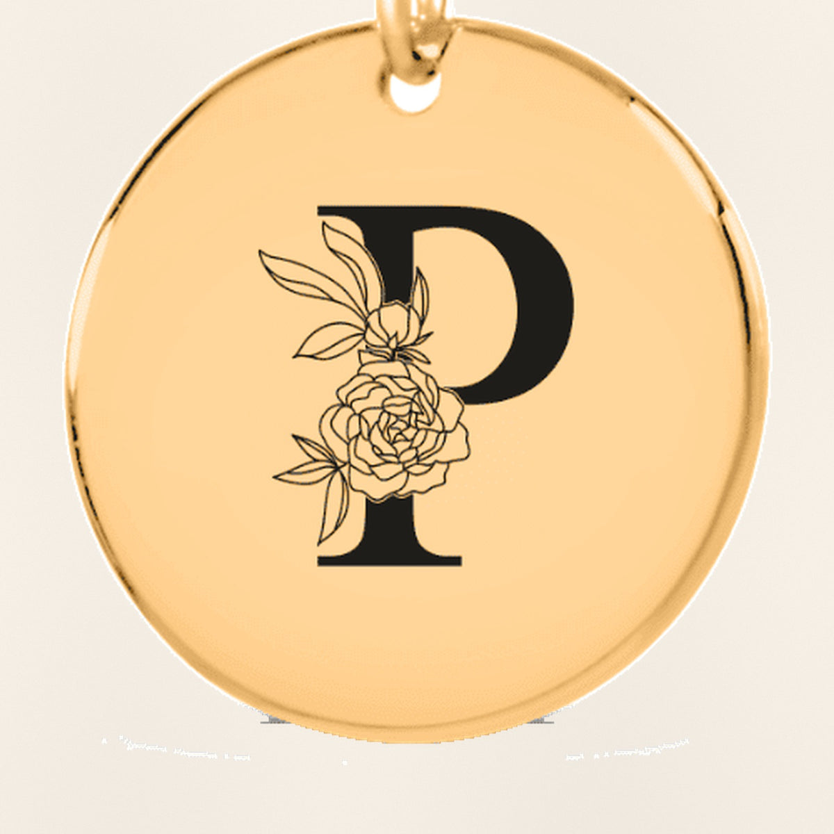Porte-clés Initiale Florale P Personnalisé : gros plan du motif gravé, exemple de personnalisation en finition dorée.