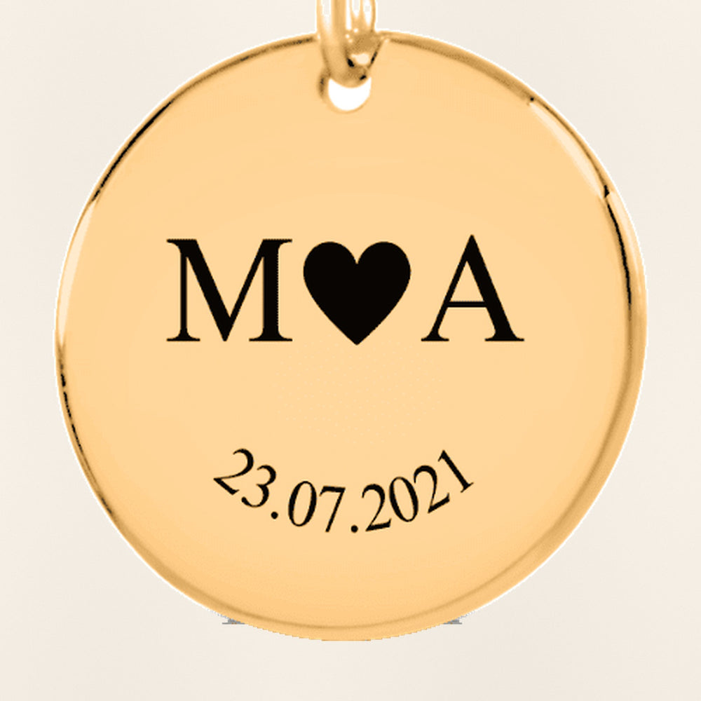 Porte-clés Initiales Entrelacées Personnalisé (Etched In Time) : gros plan du motif gravé, exemple de personnalisation en finition dorée.