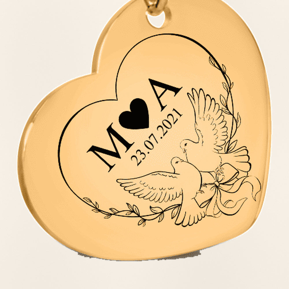 Porte-clés Initiales Entrelacées Personnalisé (Eternal Love Coeur) : gros plan du motif gravé, exemple de personnalisation en finition dorée.