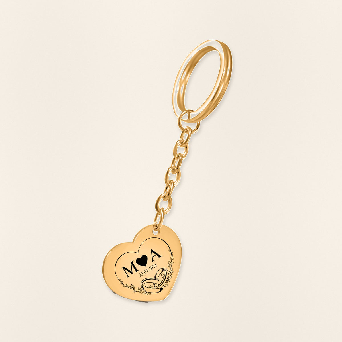 Porte-clés Initiales Entrelacées Personnalisé (Timeless Bond Coeur) en finition dorée, exemple de gravure sur fond ivoire texturé.