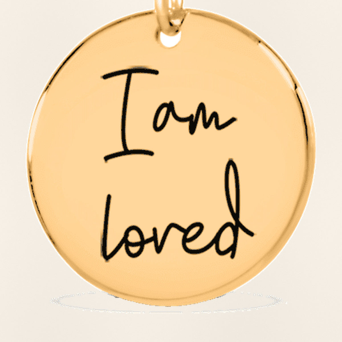Porte-clés Médaille Affirmations Personnalisée : gros plan du motif gravé, exemple de personnalisation en finition dorée.