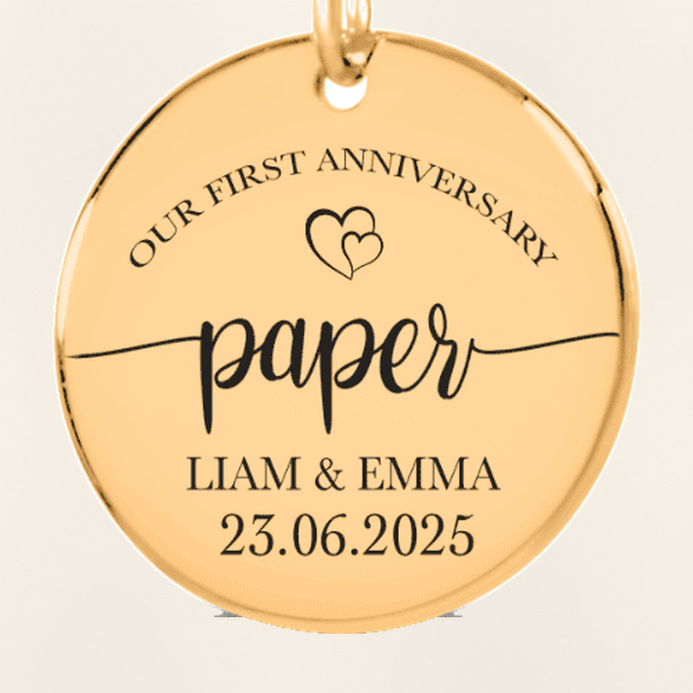 Porte-clés Médaille Anniversaire de Mariage 1 an (noces de coton) : gros plan du motif gravé, exemple de personnalisation en finition dorée.