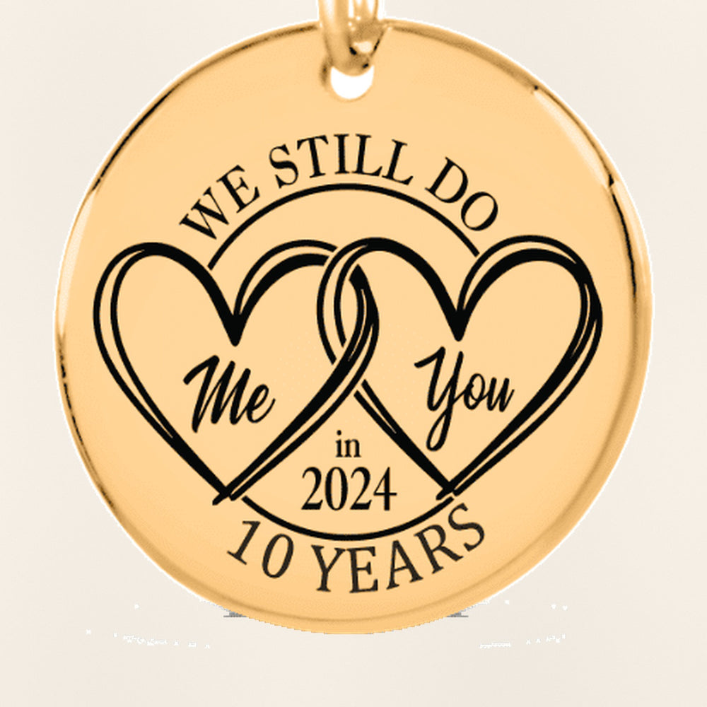 Porte-clés Médaille Anniversaire de Mariage 10 ans (noces d'étain) : gros plan du motif gravé, exemple de personnalisation en finition dorée.