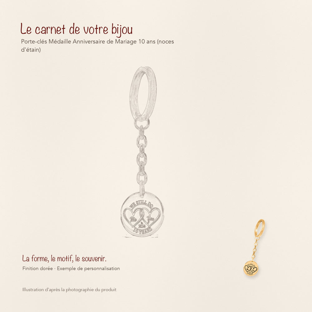 Dessin au trait et photographie du porte-clés Médaille Anniversaire de Mariage 10 ans (noces d'étain) dans une composition de carnet manuscrit.