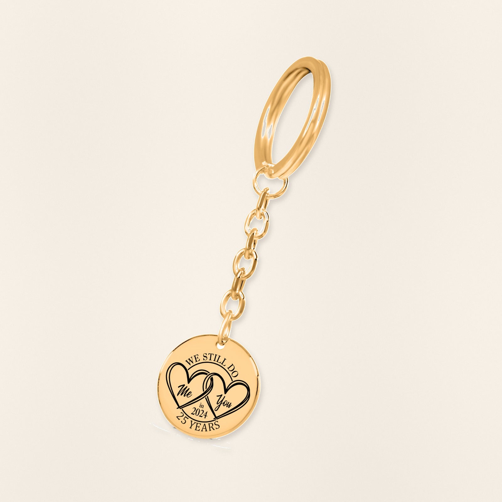 Porte-clés Médaille Anniversaire de Mariage 25 ans en finition dorée, exemple de gravure sur fond ivoire texturé.