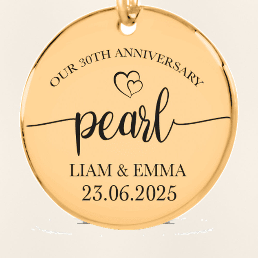 Porte-clés Médaille Anniversaire de Mariage 30 ans (noces de perle) : gros plan du motif gravé, exemple de personnalisation en finition dorée.
