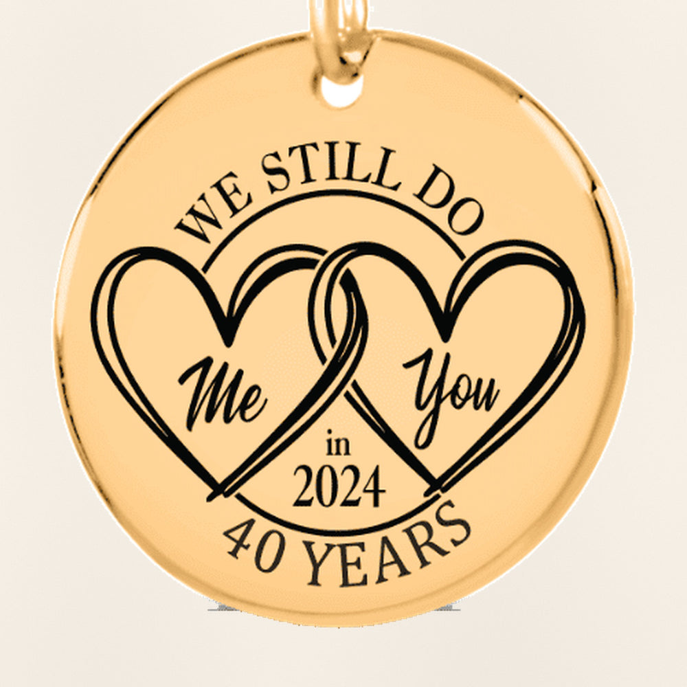 Porte-clés Médaille Anniversaire de Mariage 40 ans (noces d'émeraude) : gros plan du motif gravé, exemple de personnalisation en finition dorée.