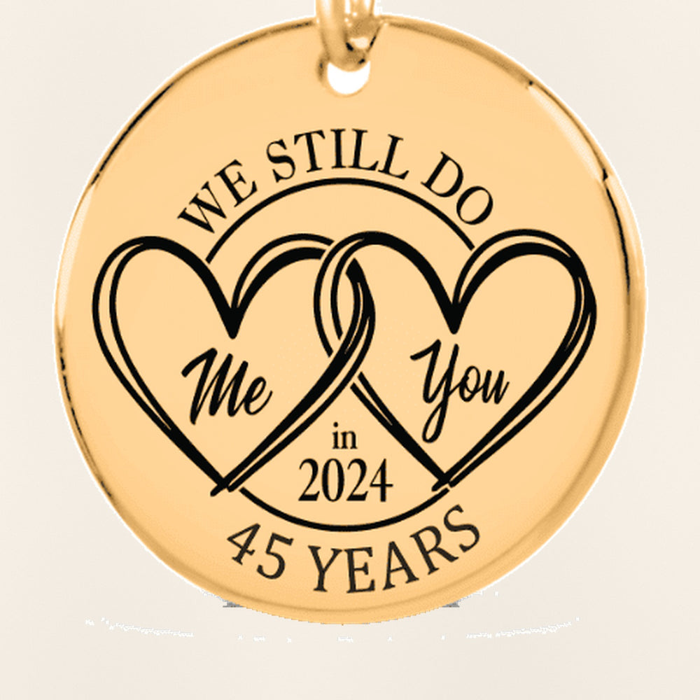 Porte-clés Médaille Anniversaire de Mariage 45 ans (noces de vermeil) : gros plan du motif gravé, exemple de personnalisation en finition dorée.