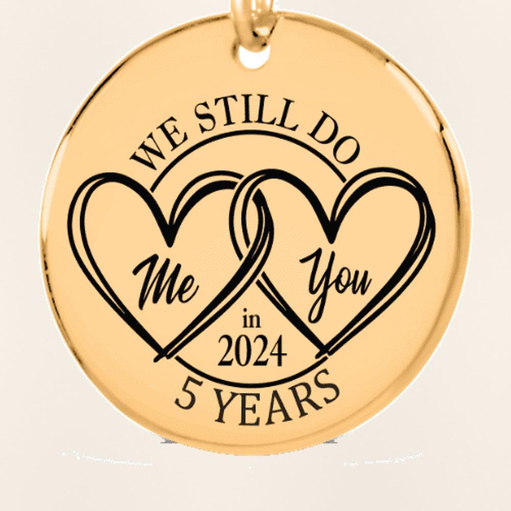 Porte-clés Médaille Anniversaire de Mariage 5 ans (noces de bois) : gros plan du motif gravé, exemple de personnalisation en finition dorée.
