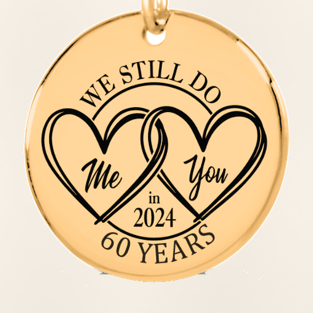 Porte-clés Médaille Anniversaire de Mariage 60 ans : gros plan du motif gravé, exemple de personnalisation en finition dorée.