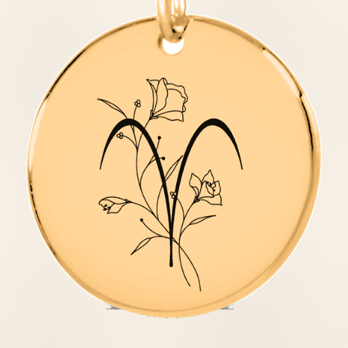Porte-clés Médaille Florale Signe Astrologique Bélier : gros plan du motif gravé, exemple de personnalisation en finition dorée.