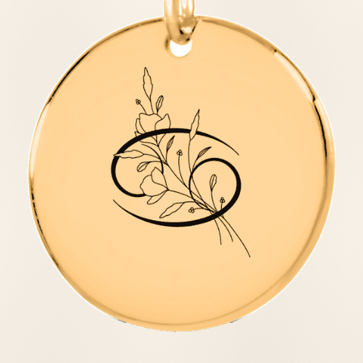 Porte-clés Médaille Florale Signe Astrologique Cancer : gros plan du motif gravé, exemple de personnalisation en finition dorée.