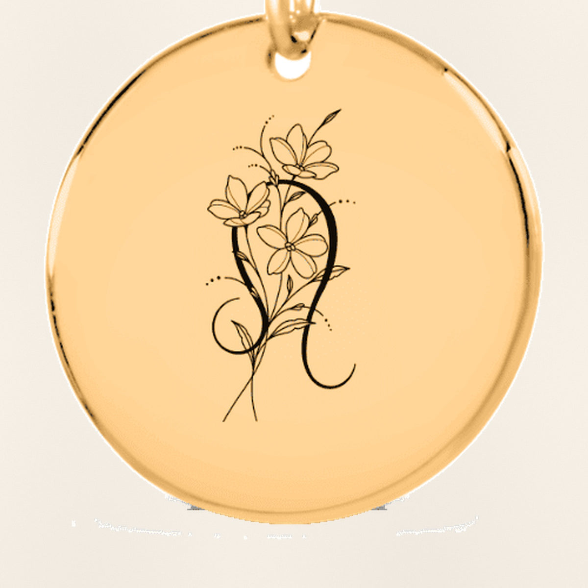 Porte-clés Médaille Florale Signe Astrologique Lion : gros plan du motif gravé, exemple de personnalisation en finition dorée.