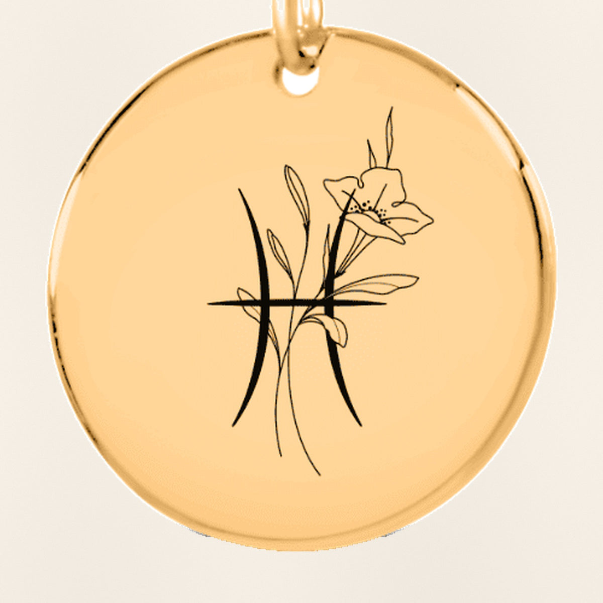 Porte-clés Médaille Florale Signe Astrologique Poissons : gros plan du motif gravé, exemple de personnalisation en finition dorée.