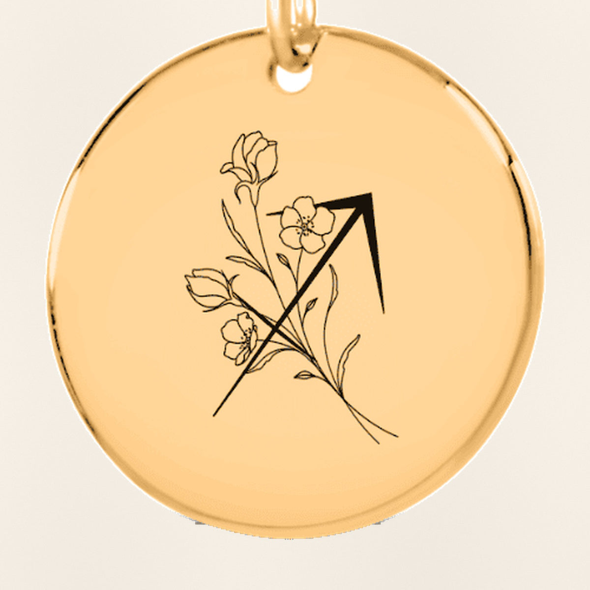 Porte-clés Médaille Florale Signe Astrologique Sagittaire : gros plan du motif gravé, exemple de personnalisation en finition dorée.