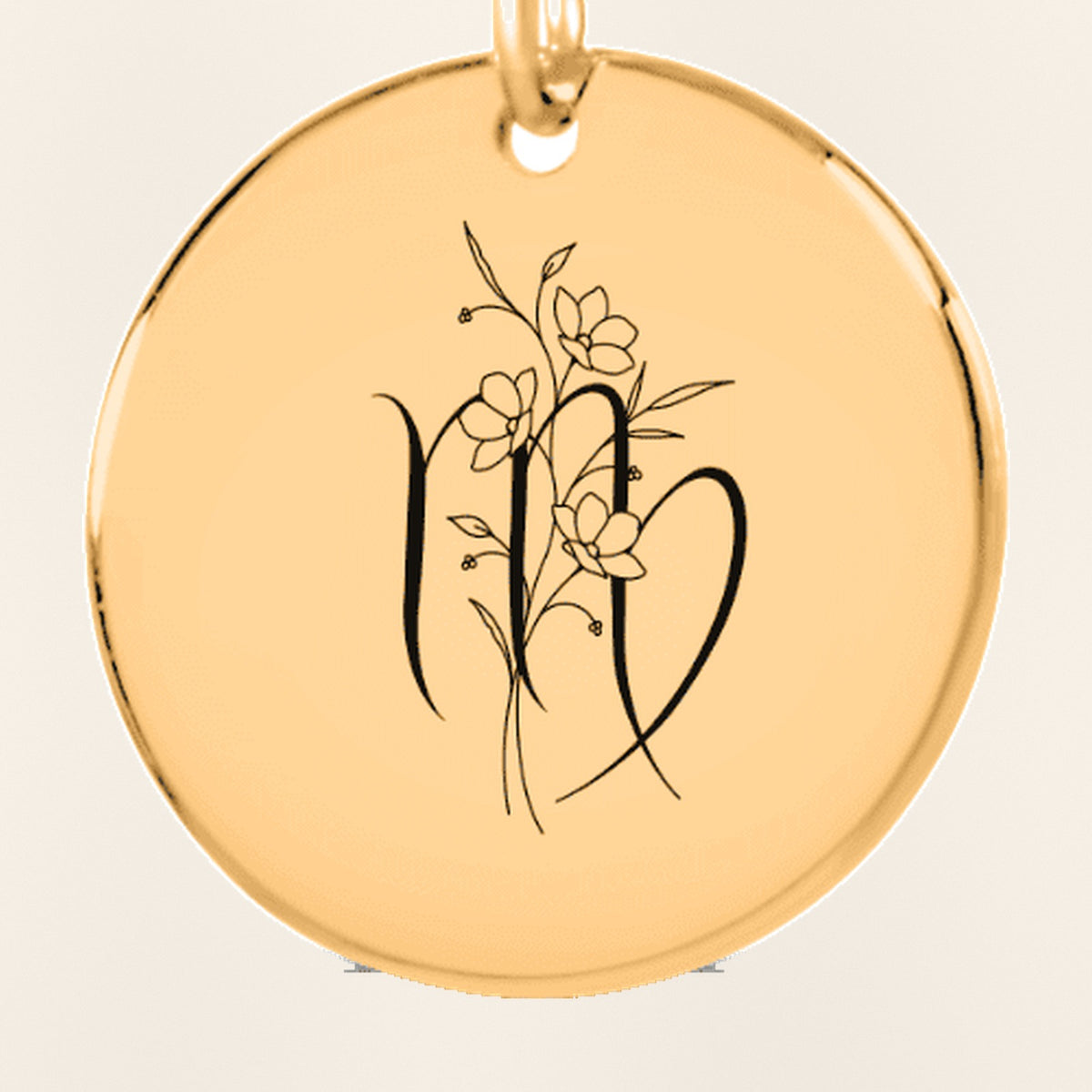 Porte-clés Médaille Florale Signe Astrologique Vierge : gros plan du motif gravé, exemple de personnalisation en finition dorée.