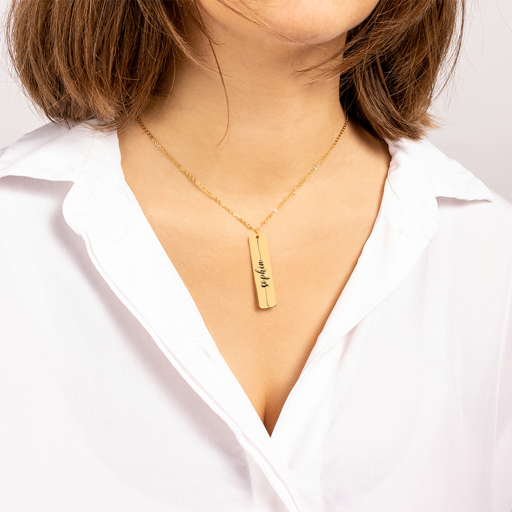 Collier prénom vertical personnalisé gravé sur pendentif barre, acier inoxydable — vue 3