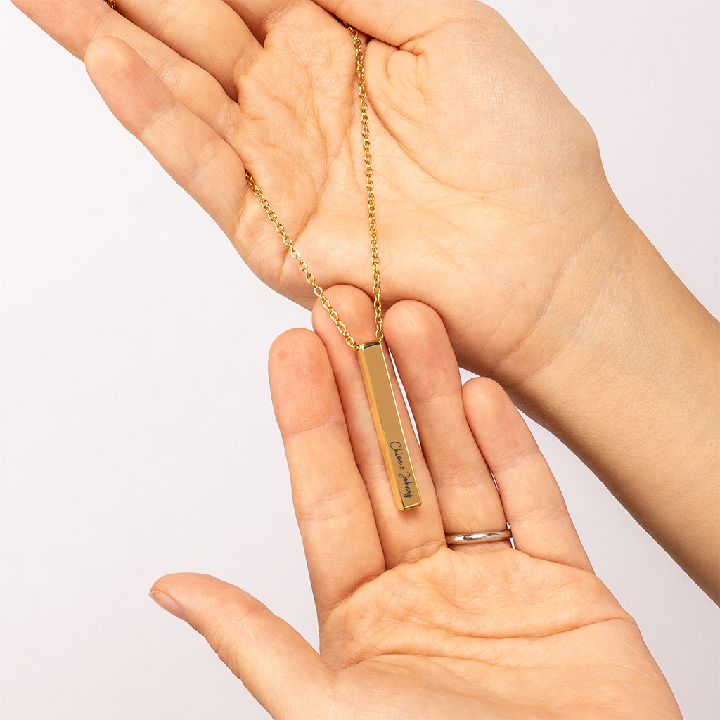 Collier de prénoms verticaux personnalisés gravé en acier inoxydable — vue 3