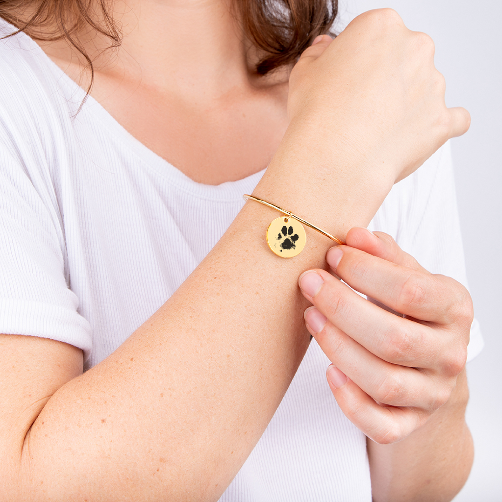 Bracelet jonc personnalisé avec empreinte de patte de chien ou chat gravée — vue 4