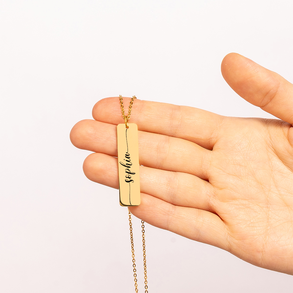 Collier prénom vertical personnalisé gravé sur pendentif barre, acier inoxydable — vue 4
